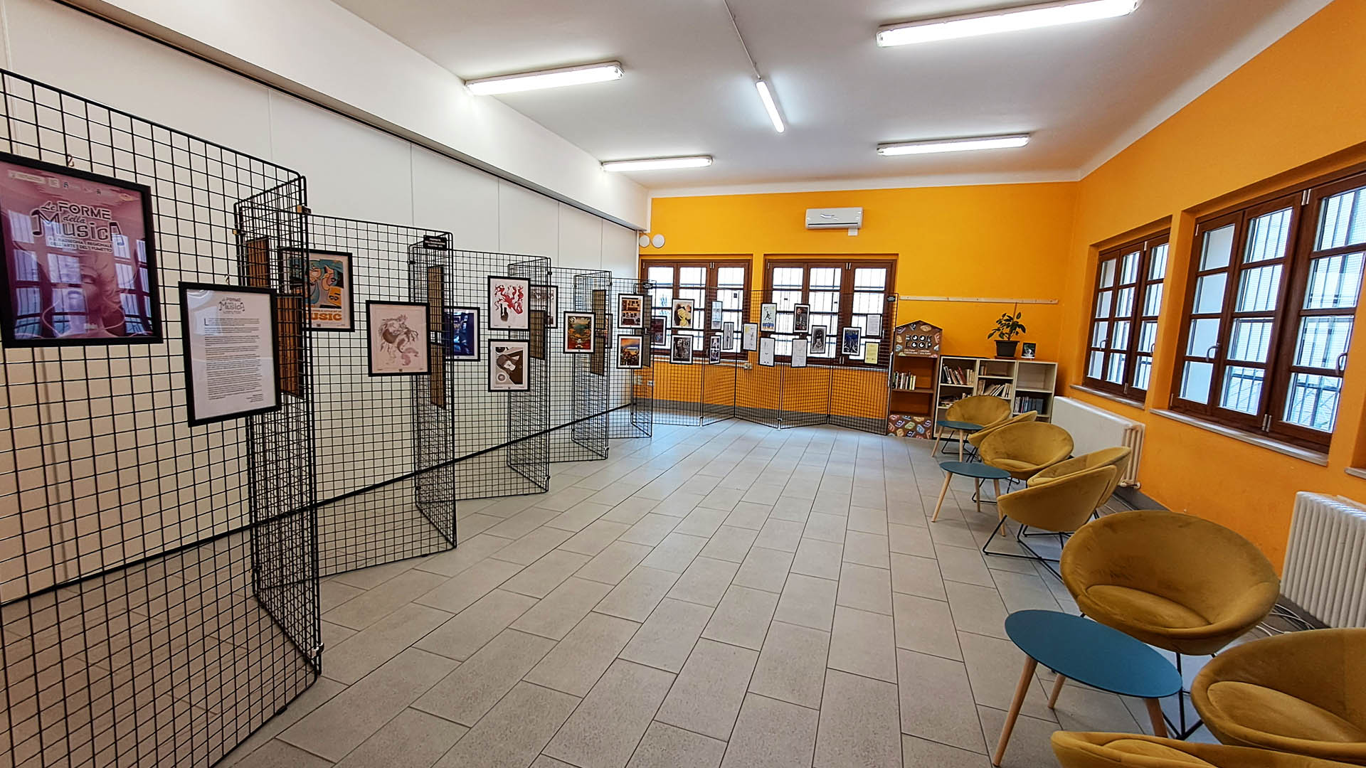 La Sala espositiva Kandinskij allestita con opere su griglie espositive e area conversazione